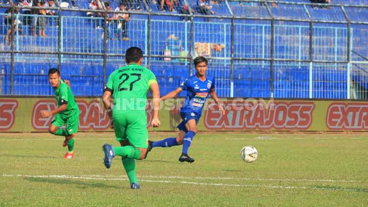Jayus Hariono mesti susah payah menggalang lini tengah Arema FC. Foto: Ian Setiawan/INDOSPORT
