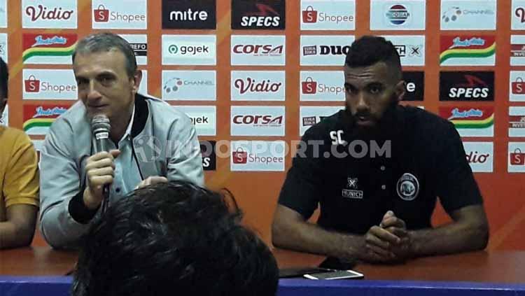 Indosport - Milomir Seslija dan Sylvano Comvalius saat jumpa pers usai bertanding. Foto: Ian Setiawan/INDOSPORT