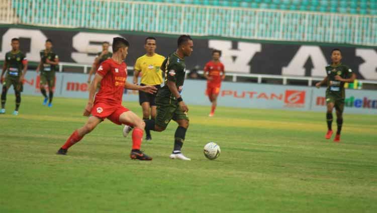 Duel antarpemain pada pertandingan Tira Persikabo vs Kalteng Putra di Stadion Pakansari, Cibinong, Bogor, Jawa Barat, dalam lanjutan pekan ke-11 Liga 1 2019, Jumat (26/07/19). Foto: Media Tira-Persikabo - INDOSPORT