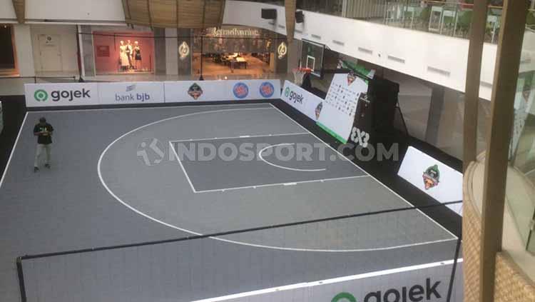 Pemasangan venue IBL Gojek 3x3 2019 Seri Bandung. Foto: Israelly Rex Kawengian/INDOSPORT