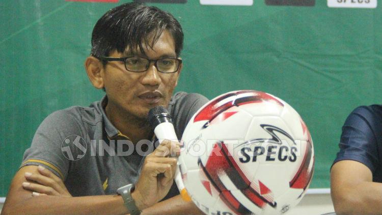 Pelatih kepala PSIS U-20 khusnul yakin saat memberi keterangan pers menjelang laga Liga 1 U-18. Foto Alvin Syaptia Pratama