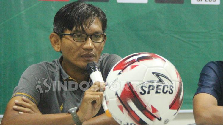 Pelatih kepala PSIS U-20 khusnul yakin saat memberi keterangan pers menjelang laga Liga 1 U-18. Foto Alvin Syaptia Pratama - INDOSPORT