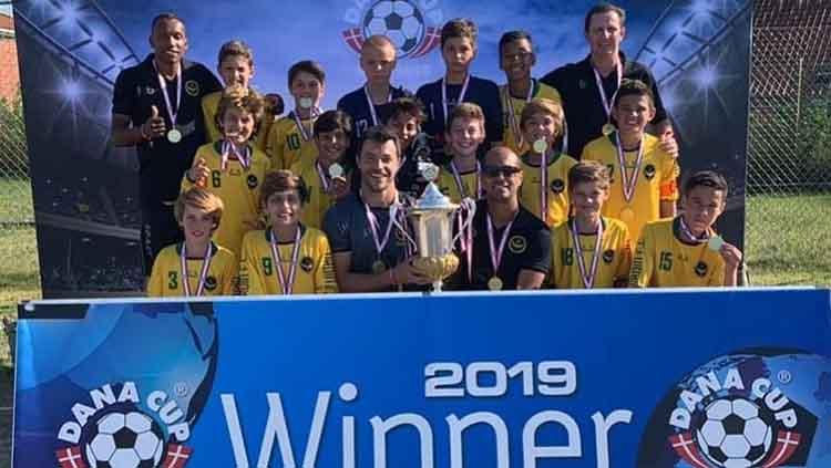 Indosport - Welberlieskott de Halim Jardim saat meraih gelar juara bersama timnya.