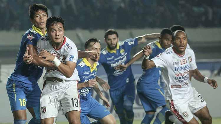 Situasi menengangkan para pemain Persib Bandung vs Bali United saling adu singkut di Liga 1 2019. Copyright: baliunitedfc Sudah Diverifikasi