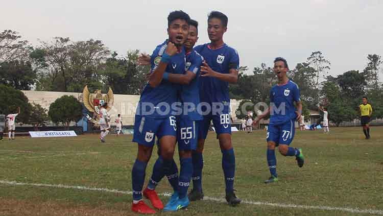 Penyerang PSIS-20 Agung Fendy saat merayakan gol yang ia cetak.