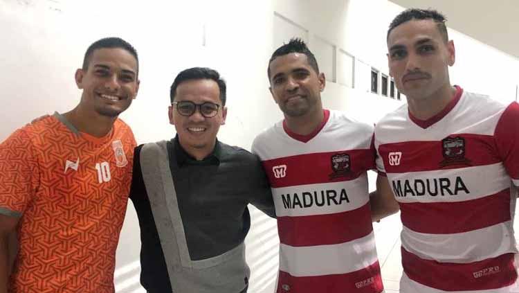 Afri Marzeli (agen pemain) saat bersama dengan pemain-pemain rekrutannya.