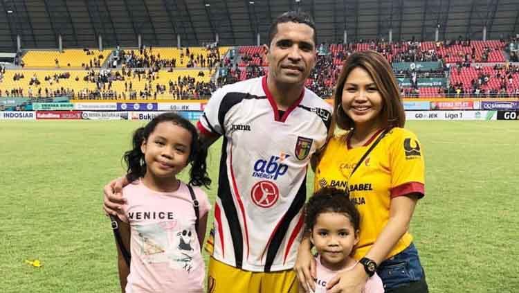 Beto Goncalves bersama istri Rosmala Dewi dan kedua anaknya.