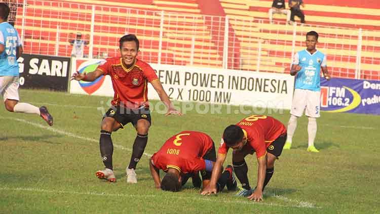 Arif Budiyono (sujud) saat merayakan golnya ke gawang Babel United. - INDOSPORT