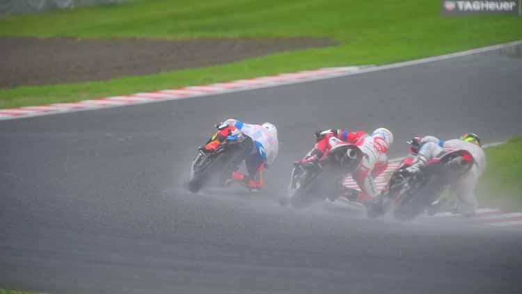 Setelah hujan mengguyur Suzuka International Circuit, Irfan Ardiansyah melakukan start gemilang dari posisi ketiga, Sabtu (27/7/2019). Foto: Astra Honda Racing Team - INDOSPORT