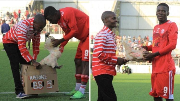 Penyerang klub sepak bola Liga Malawi Nyasa Big Bullets, Hassan Kajoke, mendapatkan hadiah seekor ayam hidup usai didapuk menjadi Man of The Match - INDOSPORT
