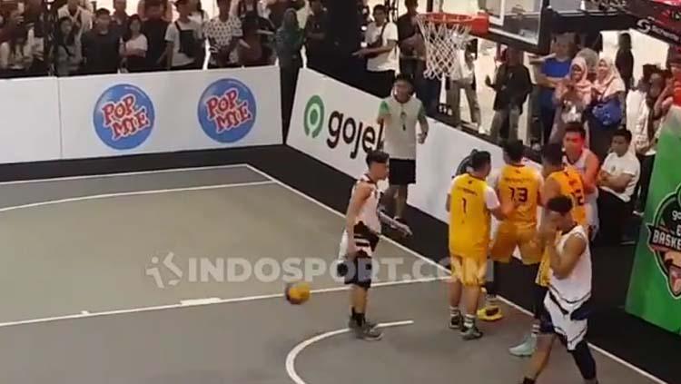 Momen ketika pemain Satya Wacana Salatiga menolong Amartha Hangtuah di laga Gojek IBL 3x3 Seri Bandung.