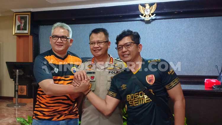 Ferry Indrasjarief (Ketua Umum The Jakmania), Kombes Pol Wahyu Dwi Ariwibowo (Kapolrestabes Makassar), dan Sadat Sukma (Sekretaris Jenderal Red Gank) - INDOSPORT