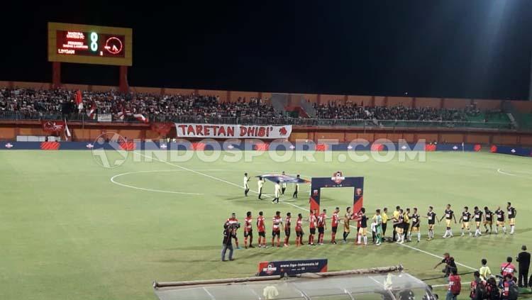 Indosport - Hanya 1.484 penonton dalam laga Madura United vs Badak jadi rekor penonton terminim di SGM.