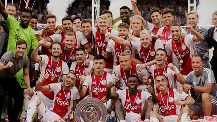 Selebrasi para pemain Ajax Amsterdam usai juarai Johan Cruijff Shiled Copyright: Soccrates Images/GettyImages