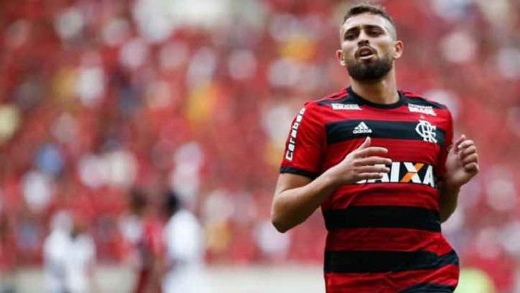Bek Flamengo yang tengah diincar AC Milan, Leo Duarte. - INDOSPORT