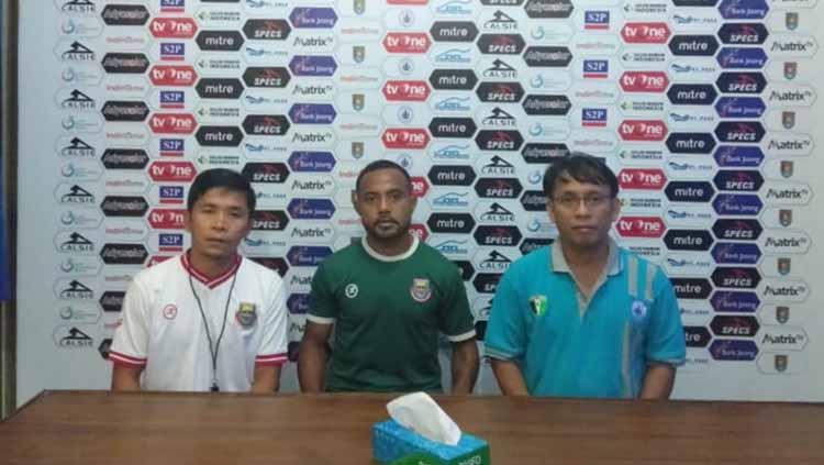Indosport - Pelatih Bona Simanjuntak dan Mario Albertho menghadiri sesi konferensi pers sebelum pertandingan.