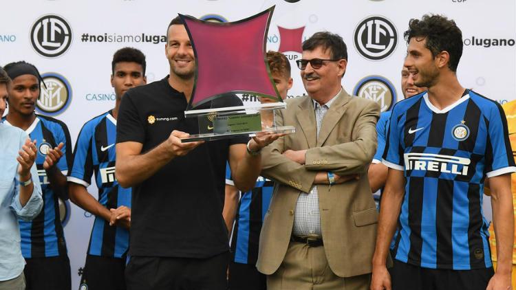 Kapten Inter Milan, Samir Handanovic mengankat gelar Casino Lugano 2019 Copyright: inter.it