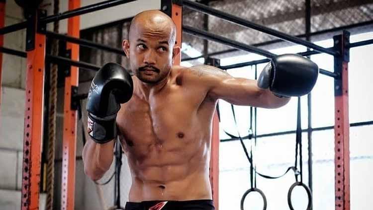 Theodorus Ginting berhasil menjadi juara nasional baru kelas welter One Pride MMA, usai memukul lawannya, Rudy ‘Ahong’ Gunawan, hingga Knock Out (KO). - INDOSPORT