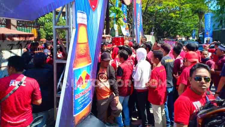 Antrean panjang suporter akan memasuki lapangan Stadion Andi Mattalata. Copyright: Adriyan Adirizky/INDOSPORT