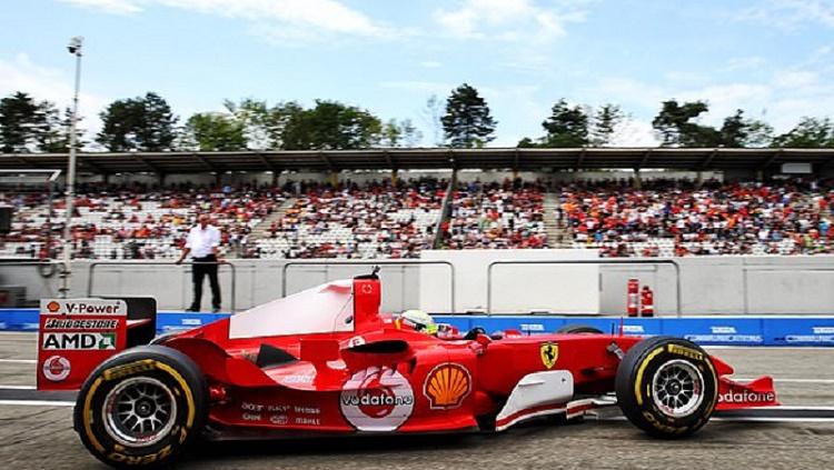 Mick Schumacher menaiki mobil ayahnya, Michael Schumacher di GP Jerman. - INDOSPORT