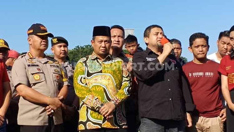 Indosport - CEO PSM Makassar, Munafri Arifuddin saat memberi pernyataan terkait penundaan laga final leg kedua Piala Indonesia 2019.