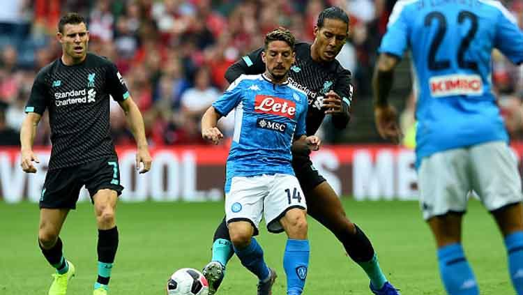 Pemain Napoli, Dries Mertens mencoba untuk melewati hadangan bek Liverpool, Virgil van Dijk Copyright: Andrew Powell/GettyImages