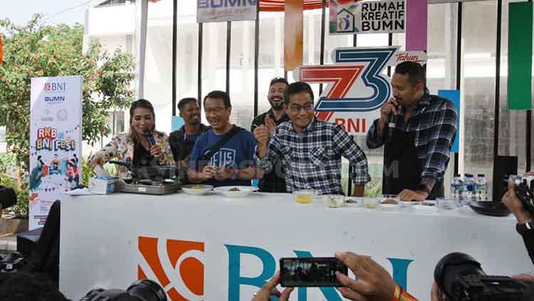 Juara kelas terbang One Pride Pro Never Quit, Suwardi, mendapat tantangan memasak di Halal Park RKB BNI Fest, di kawasan Kompleks Gelora Bung Karno, Jakarta. - INDOSPORT