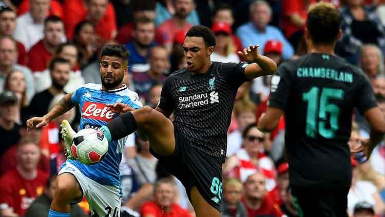 Trent Alexander-Arnold merebut bola dari Lorenzo Insigne pada laga persahabatan di Murrayfield (28/07/19). Andrew Powell/Liverpool FC via Getty Images Copyright: Andrew Powell/Liverpool FC via Getty Images