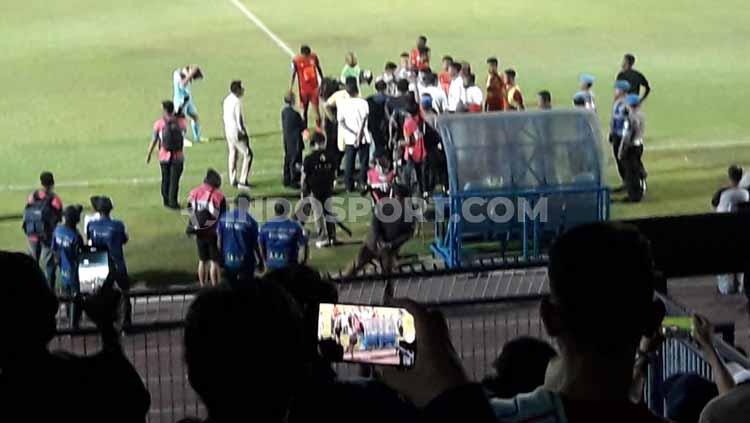 Suporter Persela turun ke lapangan untuk melakukan protes. Copyright: Ian Setiawan/INDOSPORT