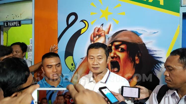 CEO Persela Lamongan, Yuhronur Effendi saat mengomentari kerusahan yang terjadi di laga melawan orneo FC. INDOSPORT/Ian Setiawan. Copyright: INDOSPORT/Ian Setiawan