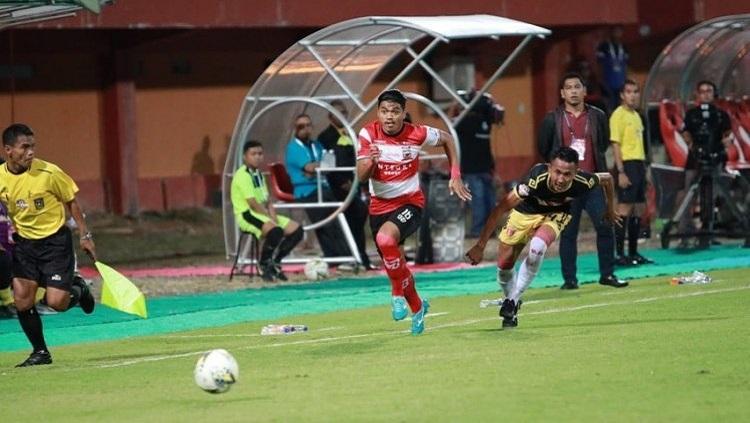 Pemain Madura United, Alfath Fathier, menggiring bola di laga melawan Perseru Badak Lampung pada pekan ke-11 Liga 1 2019 Copyright: Instagram/@alfathfaathier