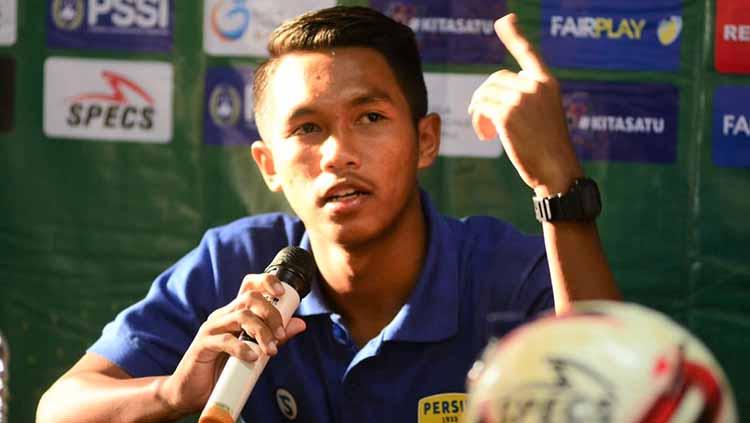 Pemain Persib Bandung U-20, Jovan Affan saat hadiri sesi konferensi pers di Stadion Citarum, Semarang. Foto: Media Persib - INDOSPORT