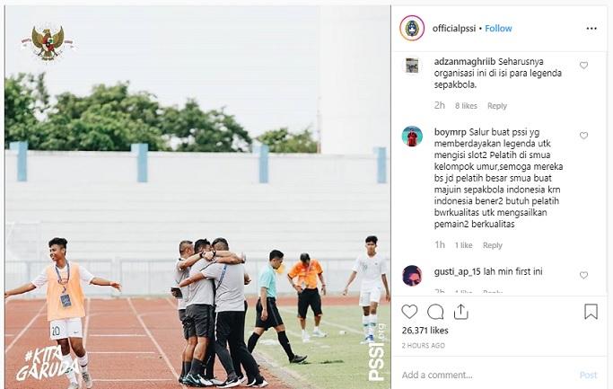 Staf pelatih Timnas U-15, Bima Sakti, Indriyanto Nugroho, Firmansyah dan Markus Horison, berpelukan di lapangan atas keberhasilannya di dua laga perdana Piala AFF U-15 2019 Copyright: Instagram/Official PSSI