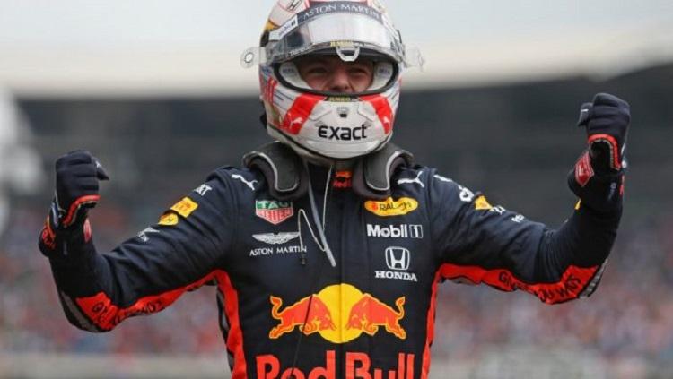Pembalap Red Bull Racing-Honda, Max Verstappen, mengakui bahwa ia sangat puas bisa mengalahkan bintang Mercedes, Lewis Hamilton, di Formula 1 2019 GP Brasil. - INDOSPORT