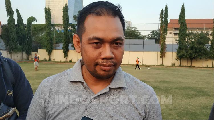 Manajer Persebaya Candra Wahyudi saat mendampingi latihan Persebaya di Lapangan Polda Jatim, Selasa (30/07/19). Copyright: Fitra Herdian Ariestianto/INDOSPORT