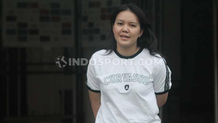 Bukan pengalihan isu atau ditunggangi politik, Viola Kurniawati memberikan pendapat soal pernyataan PSSI bahwa Stadion JIS belum berstandar FIFA. - INDOSPORT