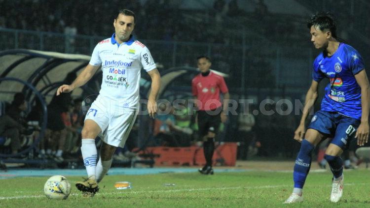 Artur Gevorkyan saat dibayangi Johan Ahmat Farisi. INDOSPORT/Ian Setiawan. Copyright: INDOSPORT/Ian Setiawan