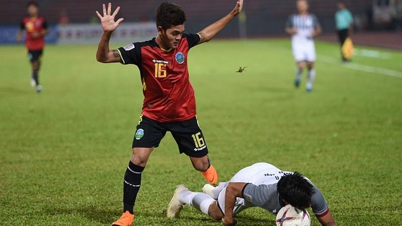 Indosport - Paulo Domingos Gali Da Costa (kiri) saat membela Timor Leste di Piala AFF 2018.