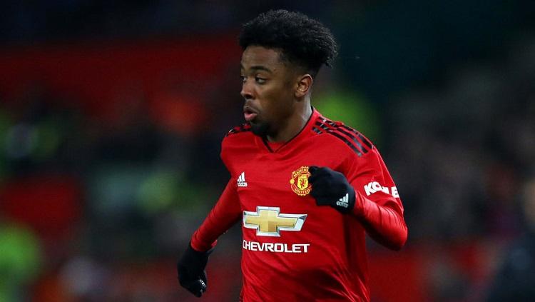 Pemain Manchester United, Angel Gomes, melakukan hal mulia setelah mendengar kabar duka dari salah seorang penggemar Arsenal. Copyright: Clive Brunskill/Getty Images