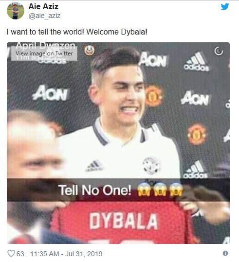 Foto Paulo Dybala memegang jersey Manchester United yang viral di dunia maya. Copyright: Twitter @aie_aziz