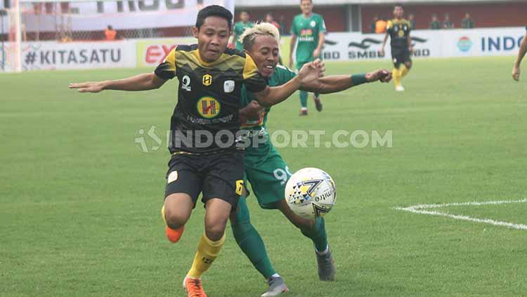 Penyerang PSS Sleman, Kushedya Hari Yudo berusaha melewati kawalan gelandang Barito Putera, Evan Dimas Darmono. Foto: Ronald Seger Prabowo/INDOSPORT.COM Copyright: Ronald Seger Prabowo/INDOSPORT
