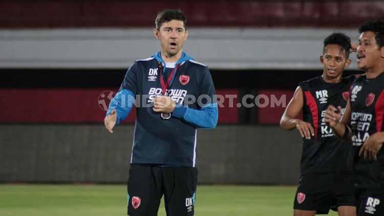 Pelatih PSM Makassar, Darije Kalezic, dalam sesi latihan menjelang laga Liga 1 2019 di Stadion Kapten I Wayan Dipta Gianyar, Rabu (31/7/19). Foto: Nofik Lukman Hakim