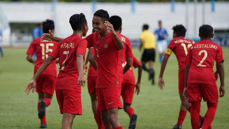 Pemain Mochamad Faizal Shaifullah (kiri) berpelukan dengan Marselino Ferdinan (kanan) kala merayakan gol Timnas Indonesia U-15 di Piala AFF U-15 2019. - INDOSPORT