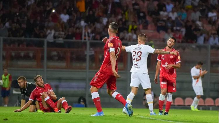 Pemain muda AS Roma, Gianluca Mancini merayakan golnya ke gawang Perugia - INDOSPORT