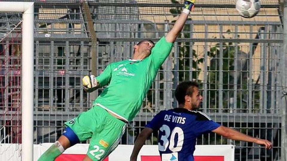 Lazar Petkovic saat beraksi di atas lapangan. Copyright: Il Tirreno