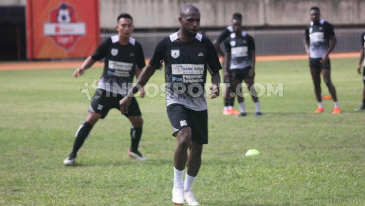 Kapten Persipura Jayapura, Boaz Solossa saat berlatih bersama rekan-rekannya. Foto: Sudjarwo/INDOSPORT