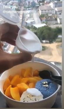 Fajar Alfian mendapat mango sticky rice dari Ratchanok Intanon Copyright: instagram.com/fajaralfian95