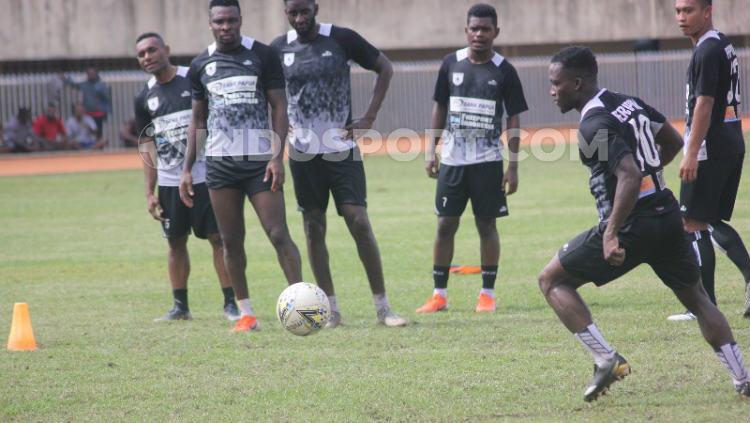 Gelandang Persipura Jayapura asal Sierra Leone, Ibrahim Conteh saat berlatih bersama rekannya. Foto: Sudjarwo/INDOSPORT
