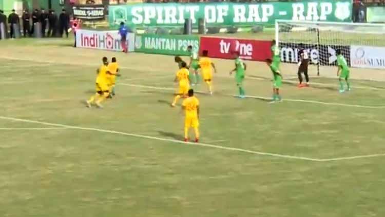 Situasi pertandingan PSMS Medan vs Sriwijaya FC di stadion Teladan Liga 2 2019. Copyright: streamable.com