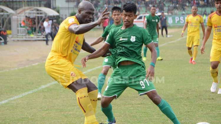 Pemain PSMS Medan, Ilham Fathoni, mencoba merebut bola dari pemain Sriwijaya FC, Bruno Casimir. (Foto : Aldi Aulia Anwar/INDOSPORT) - INDOSPORT